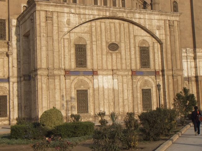 壁を形成する白い石灰岩は、確かピラミッドから取ってきたものです。ピラミッドを覆っていた石灰岩の化粧板は、カイロにたくさんあるこのようなモスクの建設に使われてしまって、ほとんど残っていません。