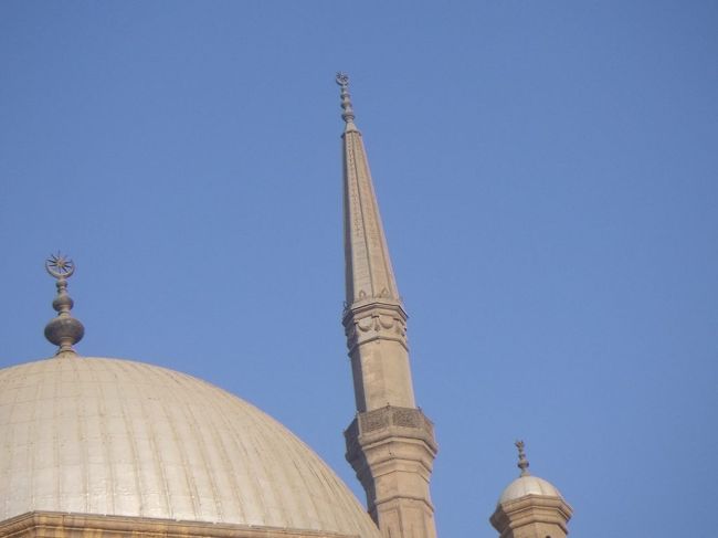 鉛筆のような形の尖塔は、トルコ式です。