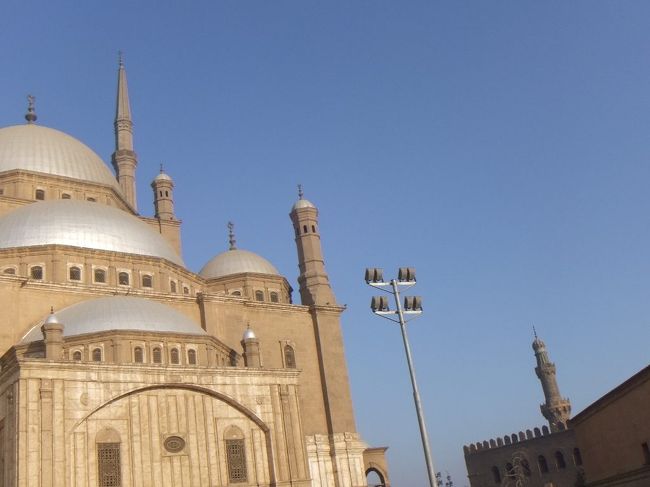 違う時代に建てられたモスクの尖塔が右側に見えています。これと比べると、このモスクの尖塔が特徴的であることが分かります。