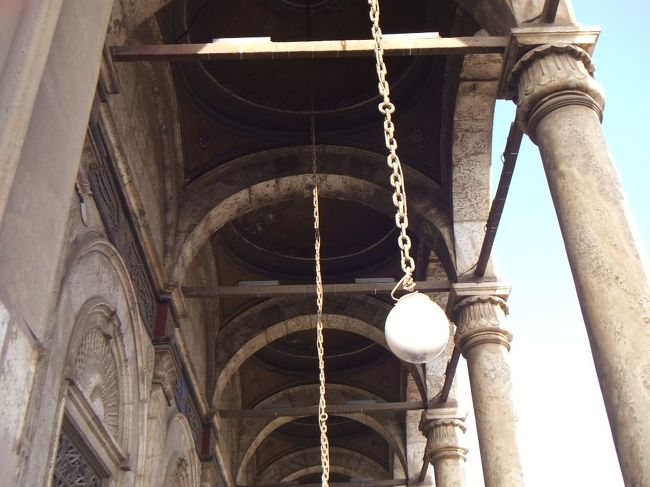 正面右側にあるこのような通路を歩いていくと、モスクの反対側にある中庭の入口が左手にあります。