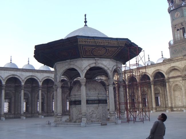 モスクの中庭に行きます。中庭の入口では靴を脱がなければいけません（この後入るモスクももちろん土足禁止です）。あらかじめ用意してきた袋に入れます。有料で売られているカバーを靴にかぶせてもいいらしいです。中庭の真ん中にある八角堂のような建物は、身を清める場所です。中庭の周囲はアーチの並んだ回廊のようなもので囲まれています。