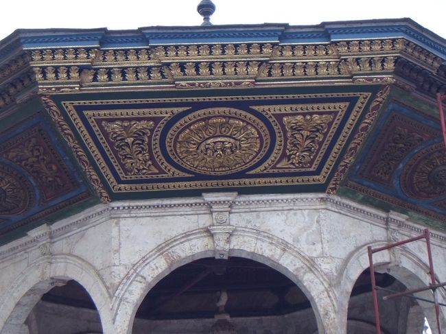 八角堂のような建物の屋根は、綺麗に飾られています。中庭に入って右側には、