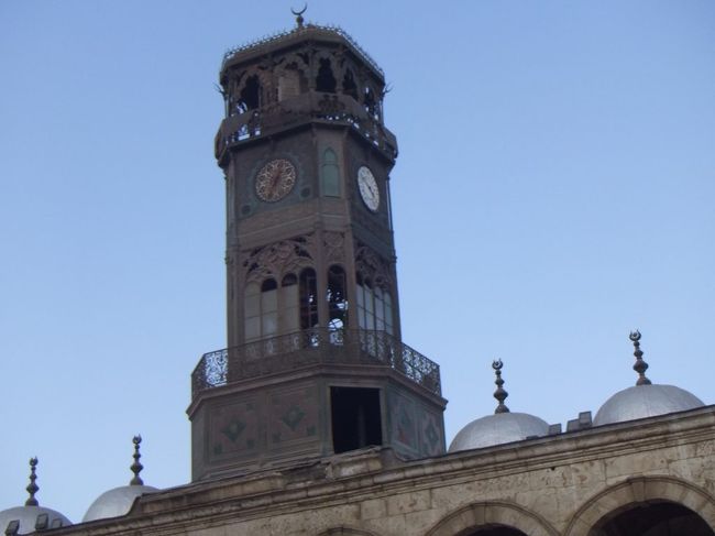 このような時計台があります。この時計はフランスから贈られたものです。モハメドアリは、ナポレオン３世から高級時計と交換しようと話を持ちかけられて、代わりにルクソール神殿のオベリスクをあげてしまいました。オベリスクは今でもパリにあるコンコルド広場の真ん中にそびえていますが、このいんちき時計は１日で動かなくなってしまいました。