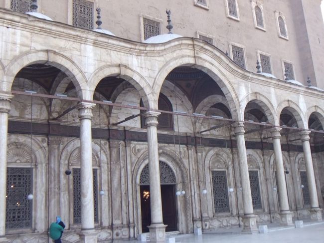 中庭に入って左手には、モスクへの入口があります。