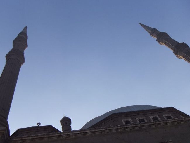 入口の手前で見上げると、２本の尖塔が両側から突き刺すようにのびていて、綺麗です。