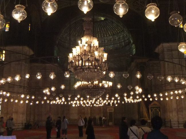 モスクの中に入ります。綺麗なシャンデリアが並んでいて、びっくりします。入口を入ってすぐ右を向くと、