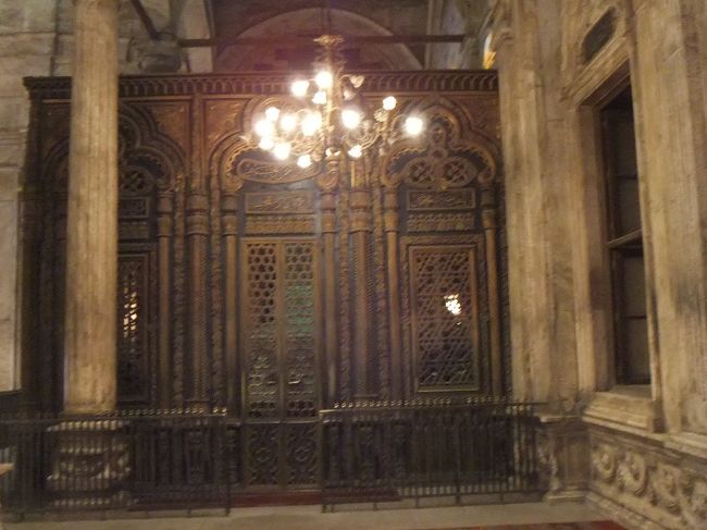 モハメドアリの墓があります。中をのぞくと、