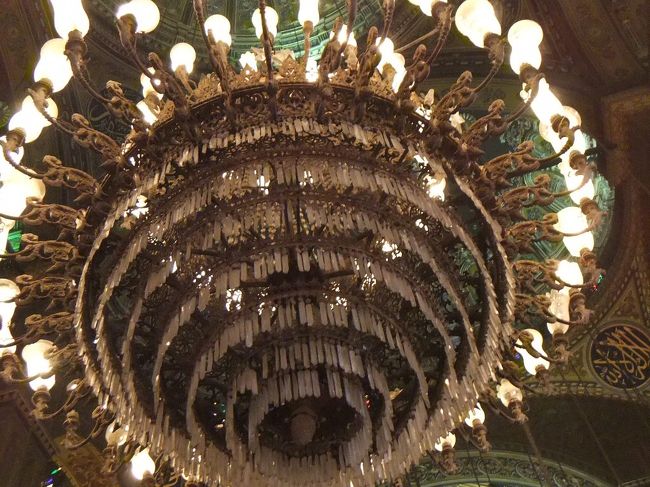 モスクの中央に進み、上を見上げると、豪華なシャンデリアがあります。