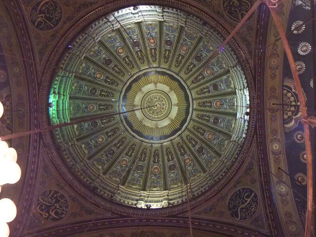 天井には円形のドームがあります。四隅の丸い部分には、コーランの言葉があしらわれています。これは中央のドームですが、他にもあちこちにドームがあります。