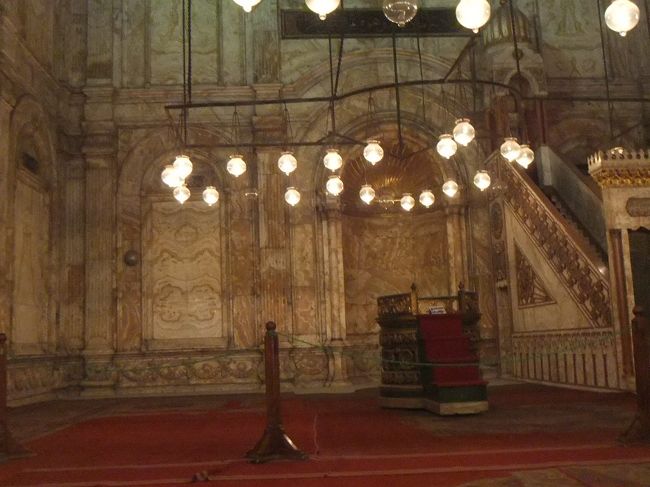 中庭から入って正面の一番奥には、お祈りをするところがあります。わたしたちもこの前に正座して、ガイドさんから説明を聞きます。正面のアーチは、メッカの方向を表しています。正面に演説台が見えますが、