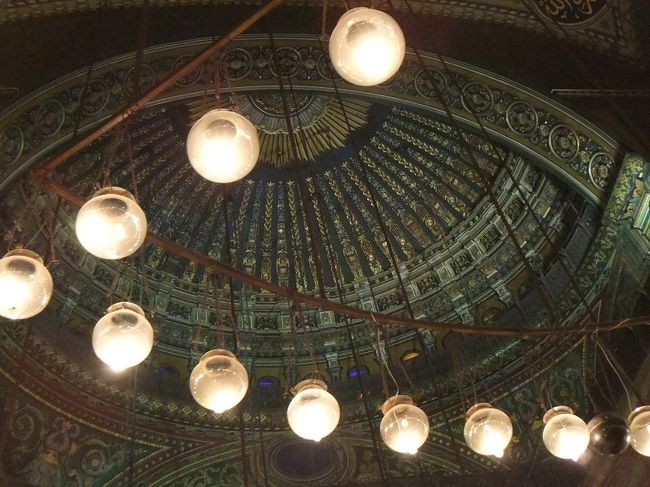 お祈りをする場所の上にある楕円形のところには、アラーは唯一の神様であって、モハメット（ムハマド）は最後の預言者だと書かれています。イスラムの人はイエス様やモーセ様も尊敬しています、というガイドさんの説明は、イスラム教をよく知らなかったので意外です。イエスやモーセも神様ではなく、モハメットと同様に預言者だと考えて尊敬しているのです。