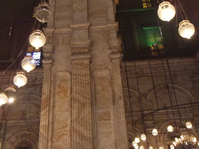 このモスクは、このような柱（確か）４本で支えられています。