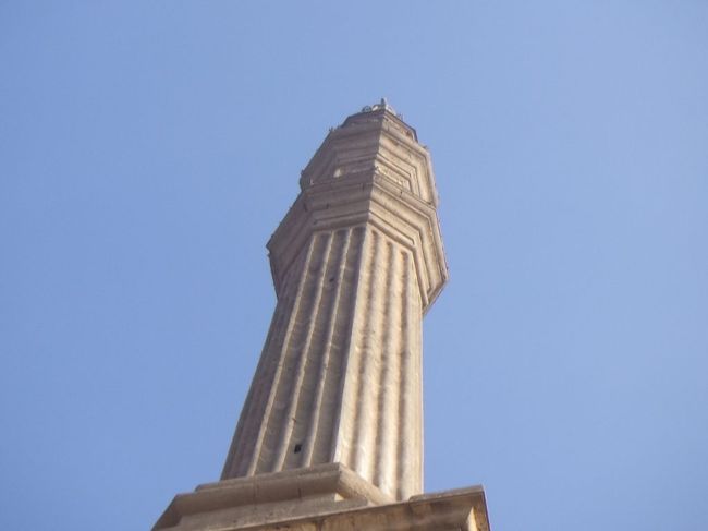 外に出て、尖塔を見上げます。