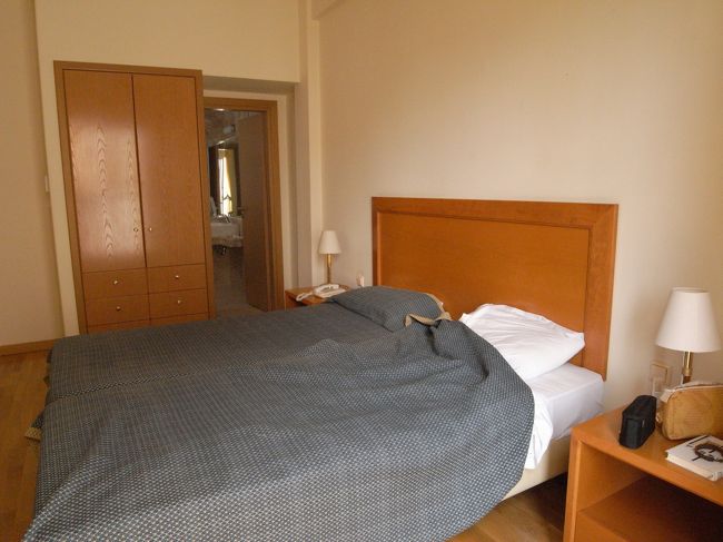 計５泊したホテルＡＣＨＩＬＬＥＡＳの部屋。オクトパストラベルで予約して、ツイン１泊6300円でした。安い！<br /><br />隣の音が結構聞こえましたが、疲れてぐっすりだったせいか気にはなりませんでした。朝食もけっこう悪くないです。シンタグマ広場から５分弱と、なんといっても立地がいいです。<br /><br />ホテルのサイトは↓<br />http://www.achilleashotel.gr/