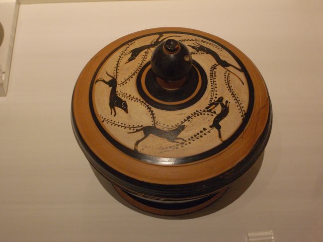 国立考古学博物館は見ごたえあります。それぞれの遺跡に併設された博物館も見ましたが、やはり一番いいものはここに集められている気がします。時間切れで全部見られなかったのが残念。<br /><br />洗練されたデザインです。こんな土鍋で鍋やりたい！