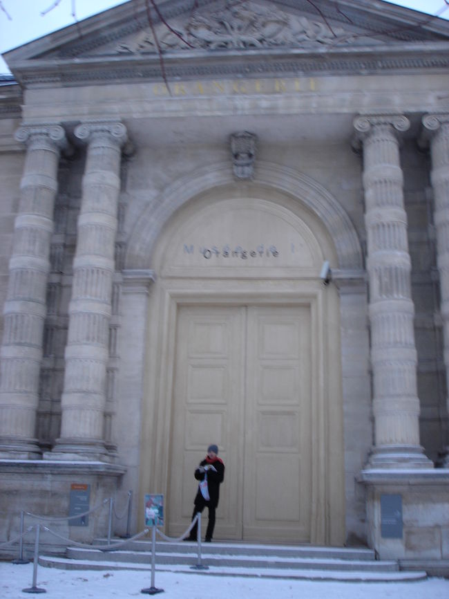 朝一番でオランジュリー美術館に行きました。８：５０分頃到着しましたが、ご覧の通りガラガラです。ひょっとして、入口間違えたかなと思うほどでした。９：００には予定どおり開館しましたが、その時点でも１０人もいなかったと思います。
