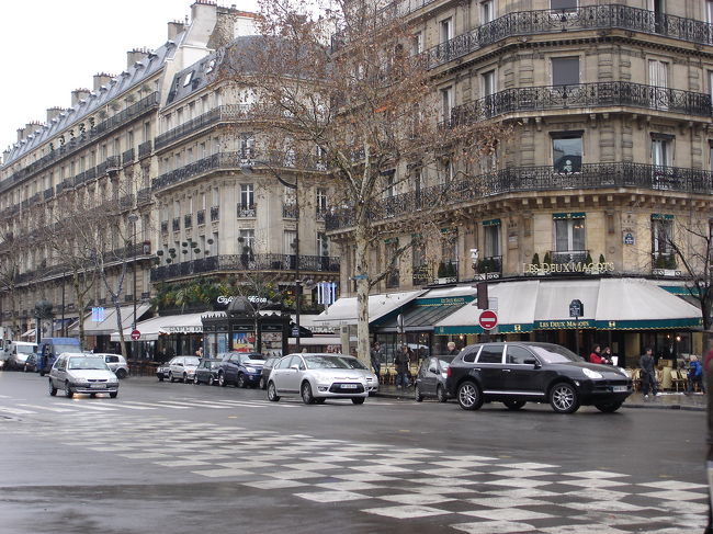 サンジェルマン・デ・プレのあたり。老舗カフェが立ち並びます。