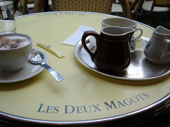 『カフェ・レ・ドゥ・マゴ』に入ってみました。コーヒーの味はわりと普通で雰囲気を味わうという感じですかね。たしか渋谷の東急文化村にもあったと思います。