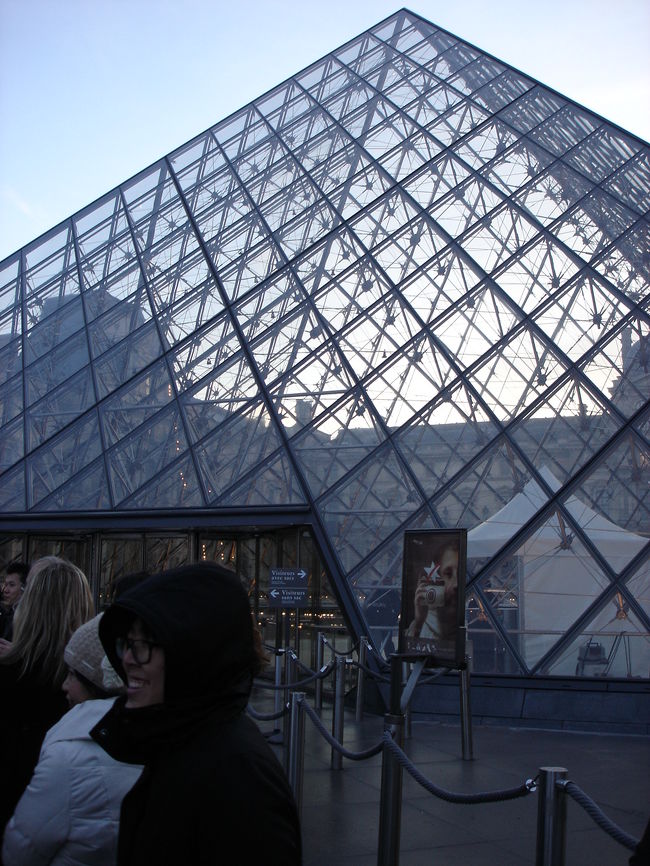 翌日は朝一番でルーブル美術館に行きました。こちらも８：５０着くらいで行きましたが、１０数人並んでいた程度です。冬は空いてるのかな？