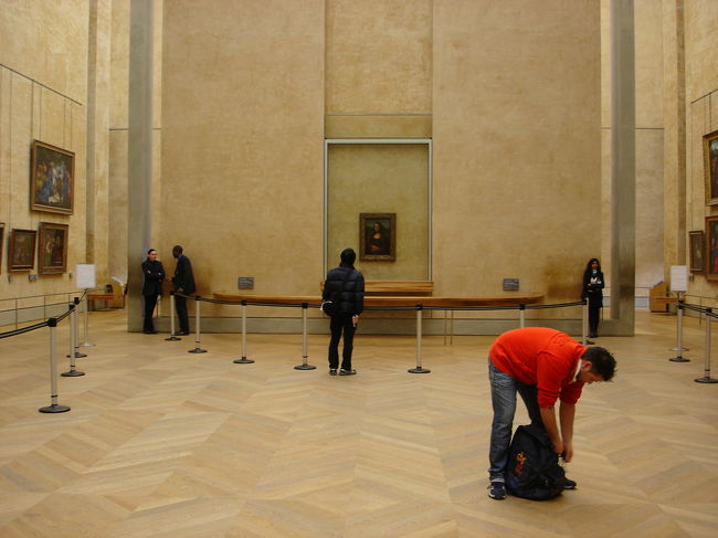 まずは『モナリザ』に直行。ご覧のとおりガラガラです。混んでる時はここでスリが発生するくらいの人混みらしいので、ラッキーでした。