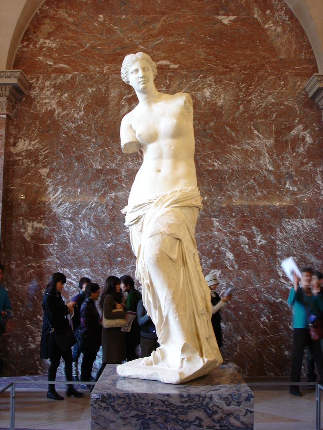 ミロのヴィーナス。さすがに結構な人だかりでした。３年前に見た時と展示場所が変わってました。