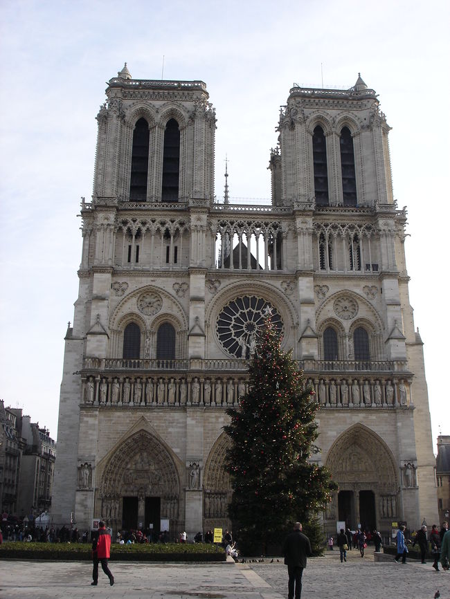 ノートルダム大聖堂。中には入りませんでしたが、さすがの迫力。天気が良かったのでルーブル美術館からセーヌ川沿いを歩いてここまで来ました。初めてセーヌ川沿いを歩きましたが、評判どおり非常に気持良く散歩できます。時間がある時はぜひ！
