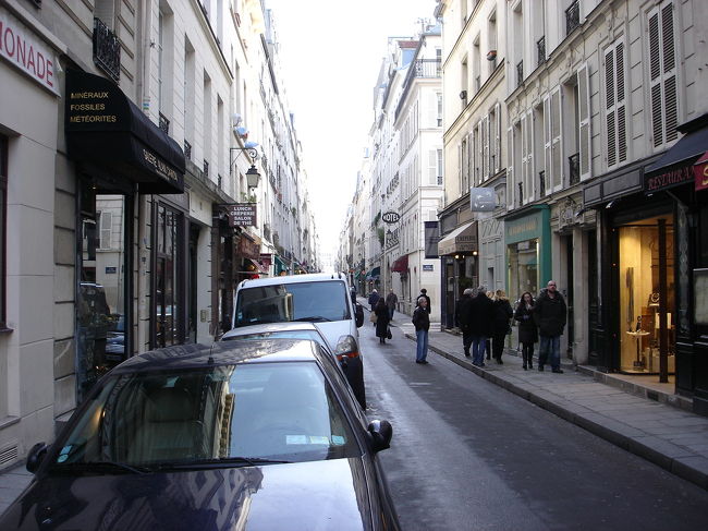 サンルイ島のレストラン目指して行きましたが、冬季休暇でお休みでした。こちらの写真はサンルイ島のメインストリート。意外とこじんまりした通りです。