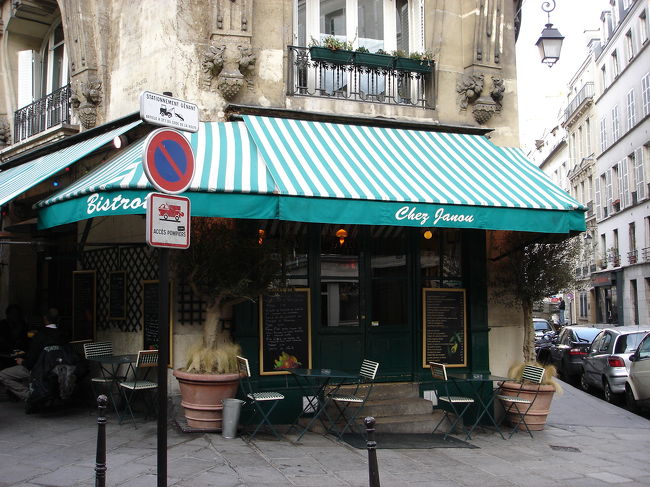 マレ地区の『シェ・ジャヌ』。エリコロワイヤルで紹介されていたお店。ランチで行きました。かなり美味しかったです。前菜・魚・デザートすべて美味しかったです。地元の人たちで賑わっていて、気軽な感じでいいお店でした。ワインも飲んで、二人で４４ユーロくらいでした。