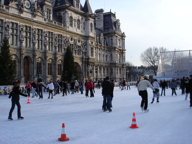 パリ市庁舎の前のスケートリンク。老若男女問わず滑ってました。日本のスケート場でも必ず何人かいるが、周りの人に迷惑な暴走してるやつがいました。<br />上手なのは分かるが周りに迷惑なのでやめてほしい。だいたいスケート以外取り柄のなさそうなダサイやつが多いのは偶然でしょうか・・・。と言いながら僕は見てただけで滑ってませんが。。。おじいさんが楽しそうに滑ってたのが、ほのぼのしていい感じでした。