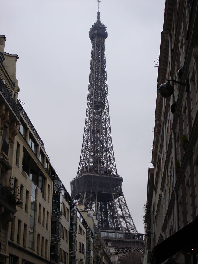 街角から見たエッフェル塔。絵になります。