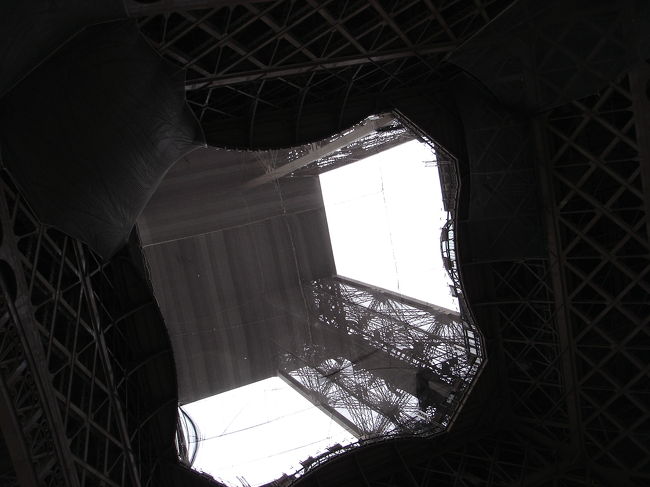 エッフェル塔の真下からの写真。エッフェル塔はあまり近くに行くよりも少し遠くから眺めてるのがいいかもしれません。