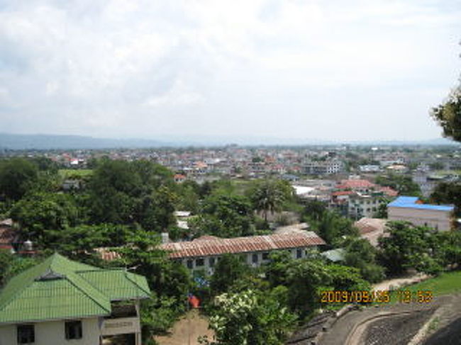 タチレク(Tachileik)の寺院からゴールデントライアングルを望む。