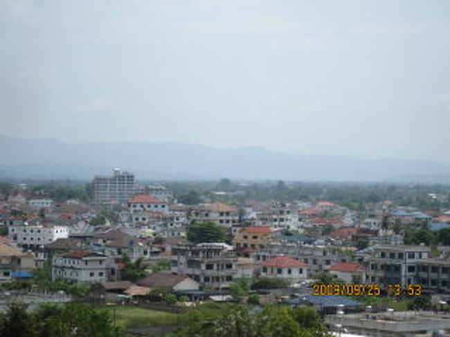 【美少女の館】<br /><br />館・・と云えば嘘になる。<br />バイクに乗せられ連れて行かれた先が、田んぼの中のバラック小屋みたいな場所だ。<br />客が来ると、軒先、部屋に屯していた少女達が整列する。<br />こうやって目前に並ばれると、<br />「じゃ、君にするよ。」<br />と、中々言い難いものだ。<br />野性味の在る、キラキラ瞳輝く美少女を指名する。<br />あとは、腕を引かれて彼女の部屋に連れて行かれる。<br />部屋って言っても、それこそ小汚い『ちょんの間』なのだ。<br />細かく区切られたカーテンのひとつひとつが彼女等の仕事場であり、寝起きする床であり、夢見る窓辺にもなる。<br />綺麗好きな男には耐えられないんじゃないか?・・と疑うほどの不衛生さだ。<br />だが、そこに棲息する娘達は・・・将に一級品。<br />何をもって一級品と言い切るか?・・と問はれれば、その『妖しさ』・『野生の香り』と回答させてもらおう。<br />「家はこの辺なの?」<br />「ううん、ラングーンよ。」<br />どういった伝手でこんな国境の街まで辿り着いたのか?<br />何も聞かないし、たとへ聞いても詮無き事。<br />ただ、『涙の谷』を転げ落ちる、黒光りする汗を俺は静かに見守るだけだ。<br /><br />な〜んて書いちゃうと、問い合わせが来そうで怖いw<br />