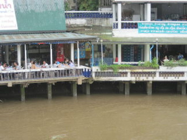 ミャンマーのカフェからメーサイの川上レストランを望む。