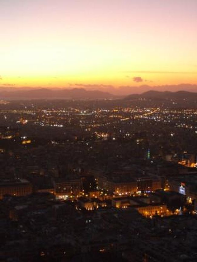 リカヴィトスの丘から見た夜景。ケーブルカーの乗り場までも上り坂で大変でしたが、夜景はやはりきれいでした。暖冬だったとはいえ、かなり寒かったので、冬場はしっかり防寒を。