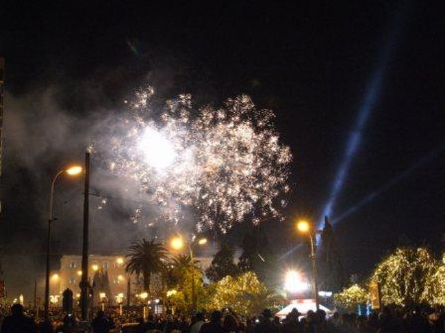 シンタグマ広場では大みそかにカウントダウンがあります。しかし！　広場の中心はものすごい人波、しかもアラブ系の男性ばかり。気がつくと大変なことになっていました。女性は入るべからず。少し離れたところでも花火は十分堪能できます。