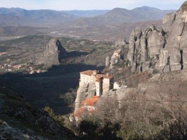 メテオラです。あまりにアクセスが悪いので、旅行会社のマリソルでツアー（確か100ユーロていど）を申し込みました。１泊２日で、デルフィとメテオラ（修道院２か所）を回りました。デルフィで１時間ちょっとしか観光できなかったのが残念でした。