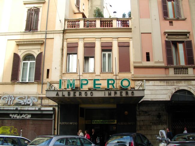 今回の宿泊ホテルは<br /><br />Hotel IMPERO<br /><br />昔からの古い建物をそのままホテルとして利用しているので、ドアの開け閉めとか、金庫とか使い勝手が悪かったけれど、趣はありました。<br /><br />朝食はパン数種類と、ジャム、バター、ゆで卵、コーヒーなど。<br /><br />パンはやっぱりおいしかった。<br /><br />