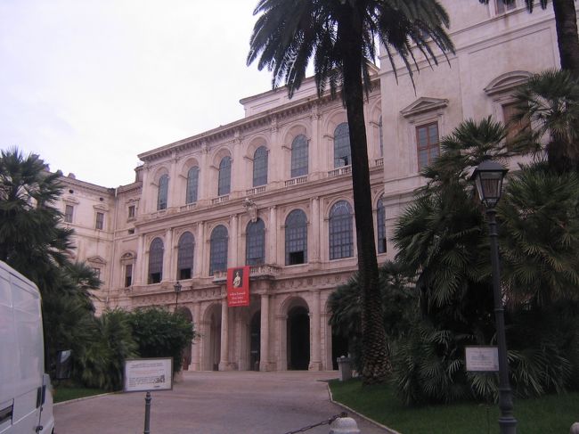 早速市内散。<br /><br />写真はベルニーニ宮。こちらは完全予約制とのことで、私たちは入場できませんでした。<br /><br />