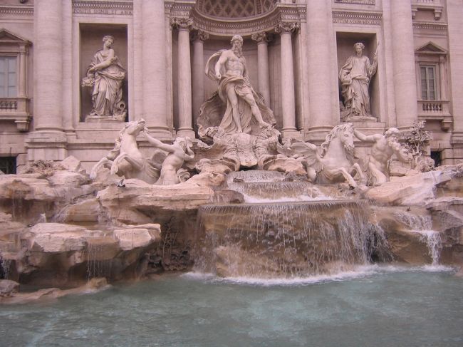 こちらも人がいっぱいのトレピの泉。<br /><br />もちろん人混みをかき分けて、後ろ向きでコイン投げてきました。