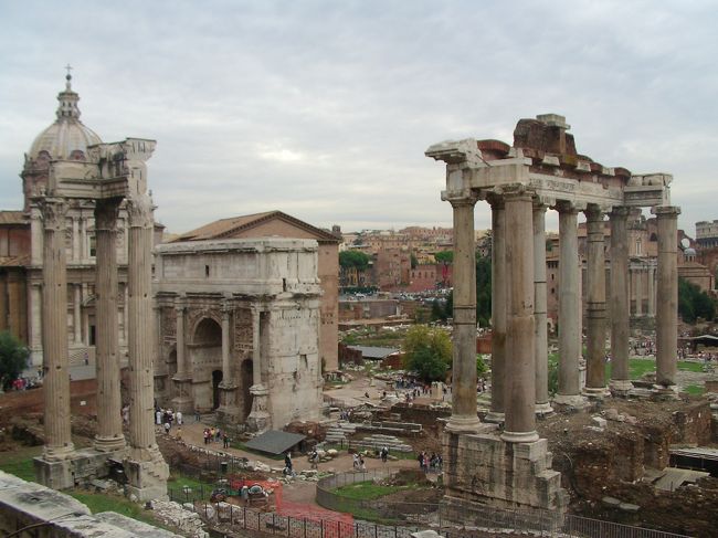 カピトリーノ美術館を出てちょっと歩くとすぐフォロ・ロマーノが見えます。<br /><br />ローマではほんとに古代ローマの姿があちこちで見れて、街全体が美術館みたい。<br /><br /><br />フォロ・ロマーノは紀元前6世紀のもの。<br />この地が1000年以上もの間、ローマの中心として栄えた場所なんだ。。。
