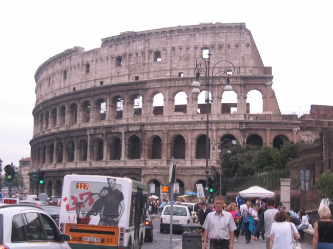 もちろんコロッセオも。<br /><br />コロッセオまで歩く道のりで、ビールを売ってる屋台がたくさんあって、ビールの歩きのみしました。<br /><br />もう最高！<br /><br />