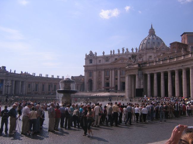 2日目は朝からメトロに乗ってヴァチカン市国へ。<br /><br /><br />メトロは75分以内であればどこへ行っても1ユーロ！<br /><br /><br />ヴァチカンは予想通り（予想以上？！）の人！人！！人！！！<br /><br />