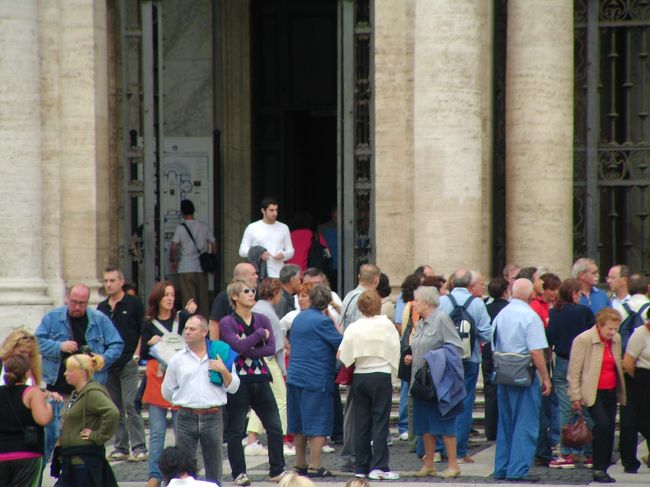 この日はヴァチカン美術館の無料公開日。<br /><br />美術館の外周ぐるりと一周分の長蛇の列が。。。<br /><br />日差しがギンギン照りつける中、1時間並んでようやく入場。<br /><br /><br />でも、中に入っても人混みで前に進むのが大変。