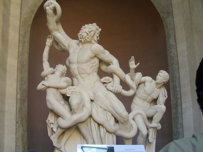 システィーナ礼拝堂は残念ながら撮影不可。<br /><br />でもやっぱり、ここはすごかった。<br /><br />カタログやテレビで見てもその迫力は十分伝わるけれど、実際に見ると全然迫力が違う。<br /><br />自分の目で実際に見ることの重要さを実感。<br /><br /><br />かの有名なラオコーン像も。