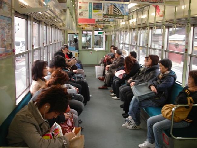 嵯峨トロッコ列車に乗るために、嵐電を利用して嵯峨駅まで行きます。<br />今日は、連休前の金曜日ということで２両連結で走っています。<br /><br />降りる際は前方に進み料金を支払い降車します。乗車賃は一律２００円、市バスが２２０円（市内均一区間）ですから、大変お得ですよ。<br />