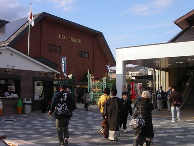 嵐電嵯峨駅で下車、徒歩約５分ほどで「トロッコ嵯峨駅」に着きます。<br />（右側がＪＲ嵯峨嵐山駅です。）<br />