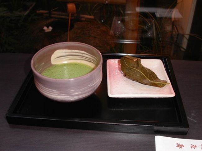 ここの「さくら餅」大好きです。<br />香りが最高です。<br /><br />私は、この桜の葉まで食べます。<br />塩漬けされた桜の葉を食べると、後で食べる「餡」が一味美味しく感じるのです。