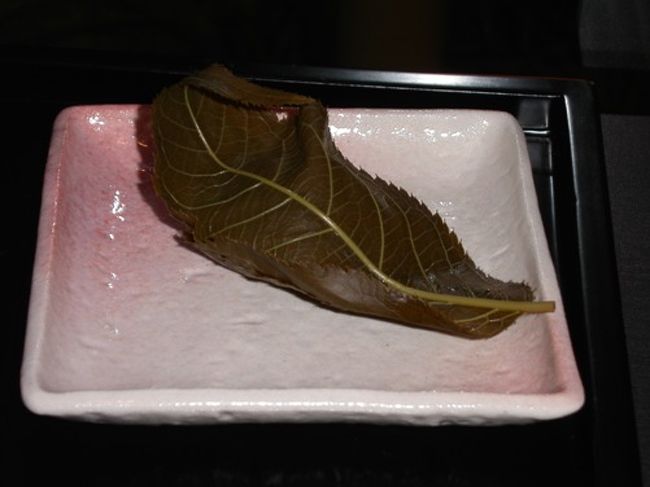 「餅に十分味が付いていますので、葉を取ってお召し上がりください」と店員さんの説明がありましたが、葉も食べます。