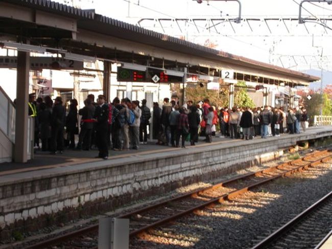 再びＪＲ嵯峨嵐山駅に戻りました。<br /><br />駅のホームは、ちょっとした通勤時間帯。<br />多くの人が京都駅方面に向かおうとしています。（午後４時３０分）<br /><br />私達は反対方向「ＪＲ馬堀駅」に向かいます。